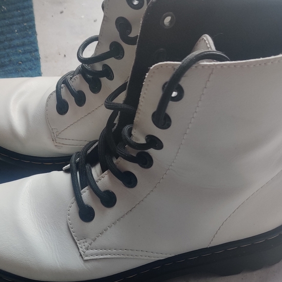 White luana Dr Martens - Picture 1 of 6